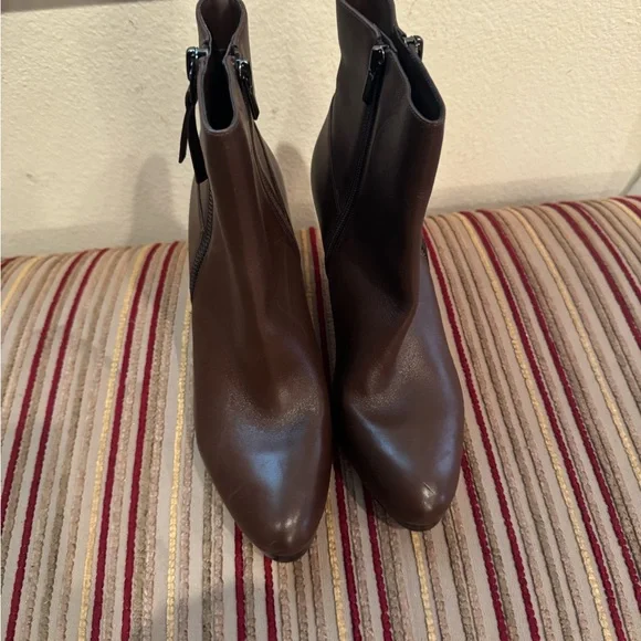 NEW! Naturalizer Brown Platform Ankle Booties with Sleek Design - Picture 3 of 6